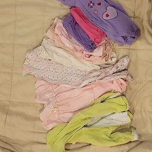 9 pieces. 6-9 month baby girl clothes. Great condition.